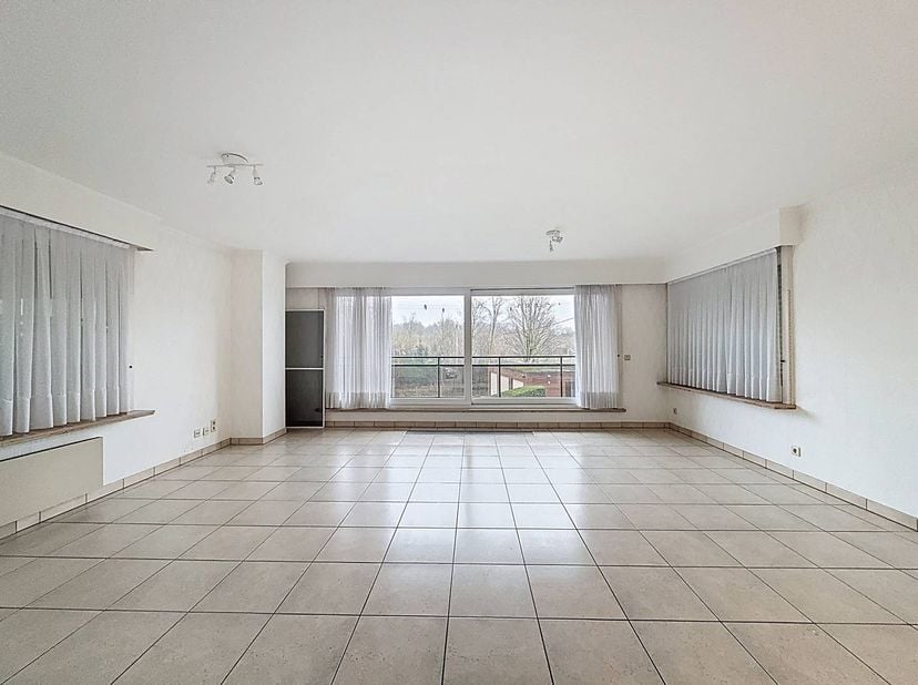 Wij bieden een ruim appartement aan te huur in Waregem. Dit appartement biedt een groen verzicht. Het beschikt over 2 slaapkamers, badkamer en garageb