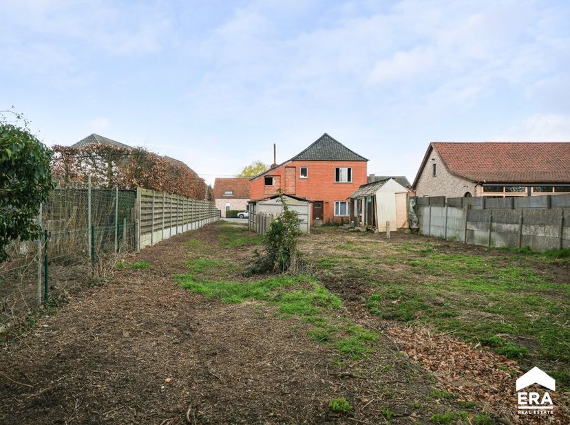 Te renoveren woning met reeds aangevraagde vergunning voor een totaalrenovatie, gelegen vlakbij de E313 en het centrum van Vorst.Deze woning uit 1944
