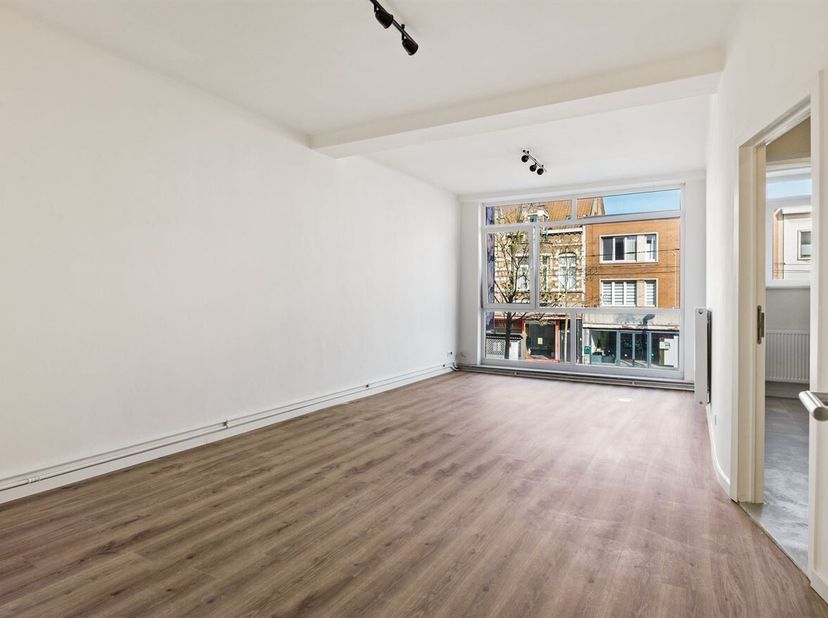 Gerenoveerd appartement met alle comfort in hartje Merksem<br />
Op zoek naar een instapklaar appartement waar kwaliteit en ligging hand in hand samen