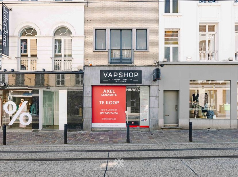 GENT, BRABANTDAM - Uniek handelshuis op commerciële toplocatie<br />
<br />
Op één van de meest centrale winkelassen van Gent, met uitstekende visib