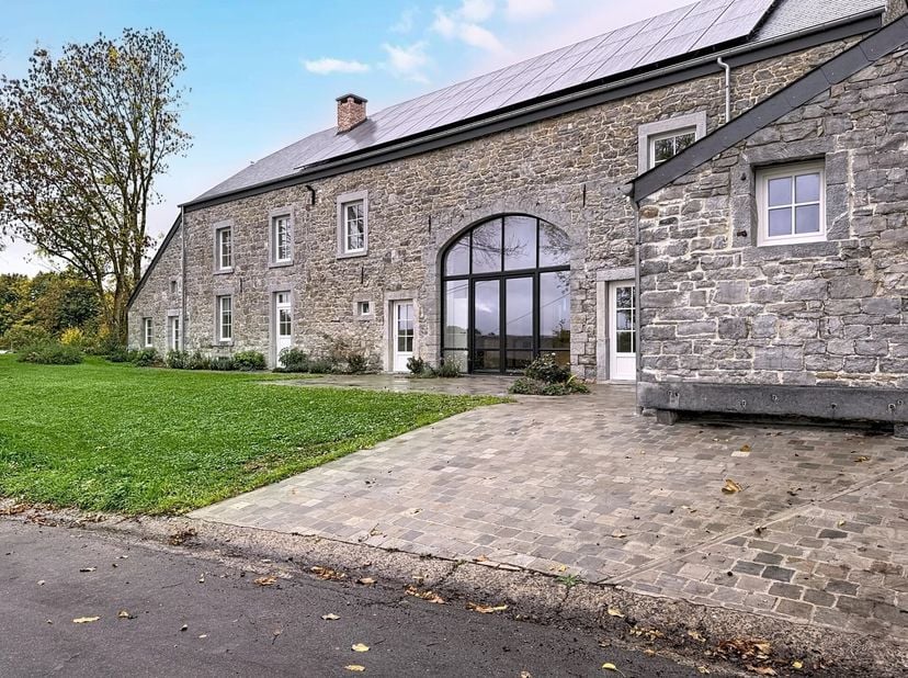 Dans le cadre verdoyant et vallonné du Condroz namurois, découvrez cette propriété dexception entièrement rénovée en 2025 au coeur d'un hameau (rue sa