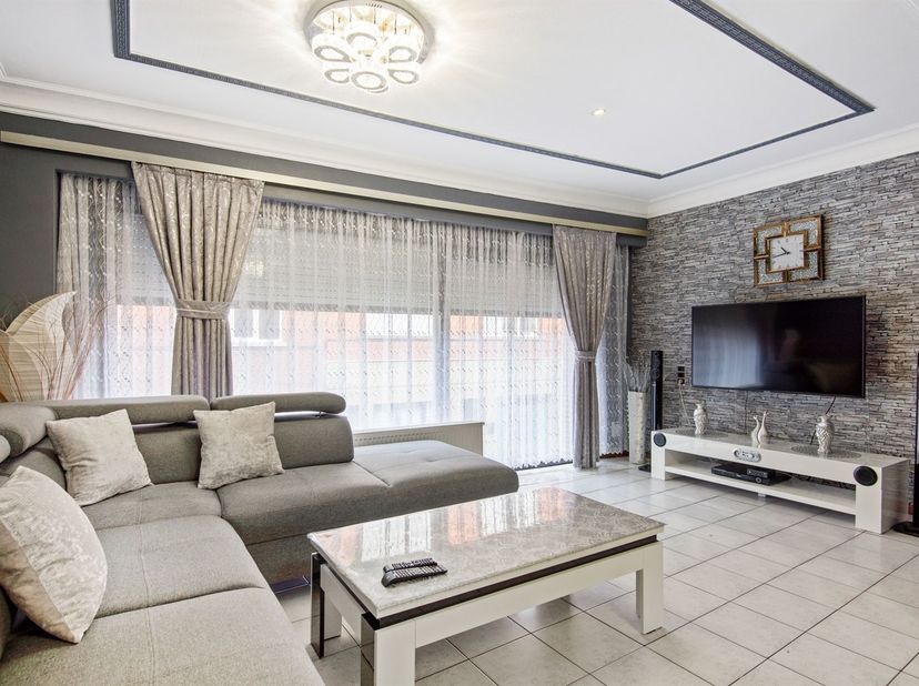 Instapklare woning met ruime garage, 3 slaapkamers en zuidoost terras. <br />
<br />
Deze instapklare woning ligt op wandelafstand van de handelsker