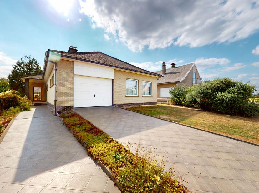 Ontdek deze gezellige gelijkvloerse villa, ideaal gelegen in Petit-Enghien, in een rustige en groene omgeving, terwijl u toch profiteert van de direct