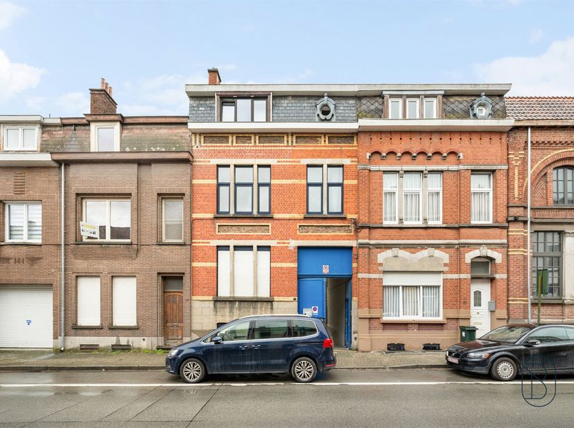 Te koop: vergunde opbrengsteigendom met een kantoor, 2 appartementen en groot magazijn in Ronse<br />
<br />
In de Olifantstraat in Ronse bevindt zi