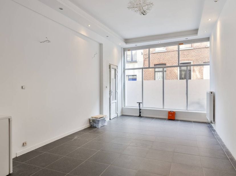 Bent u op zoek naar een strategische investering of een combinatie van werken en wonen in het hart van de stad? <br />
Dit karaktervolle gebouw uit 18