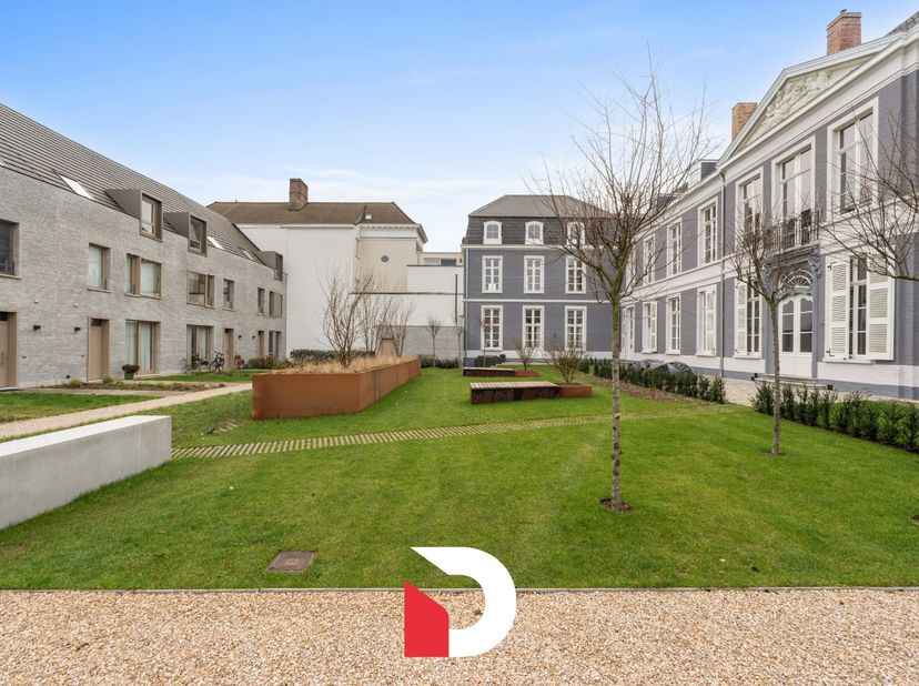 Dit uiterst exclusieve appartement maakt deel uit van het historische stadspaleis "Residentie d'Hanins de Moerkerke" waar authentieke architectuur en