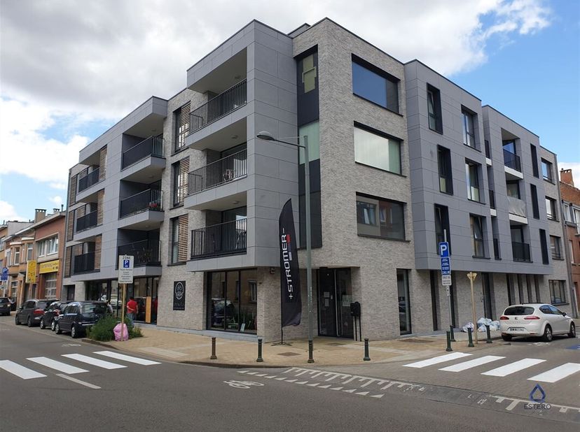 Dit recent gebouwde appartement, gelegen in het hartje van Evere, wordt gedeeltelijk gemeubileerd verhuurd. <br />
Dankzij de uitstekende ligging bevi