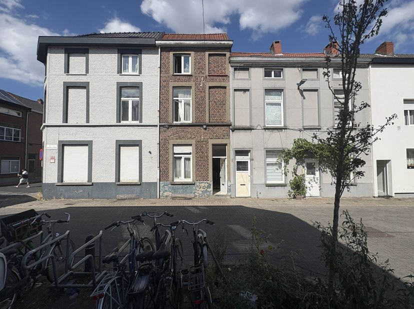 In de Kwakkelstraat bevindt zich deze knusse stadswoning met drie slaapkamers.<br />
<br />
Het gelijkvloers bestaat uit leefruimte met aansluitend ee