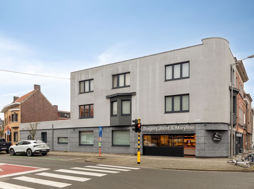 Dit handelspand gelegen in Kortrijk bestaat vandaag uit een goed draaiende slagerij en biedt tal van mogelijkheden voor diverse handelsactiviteiten of