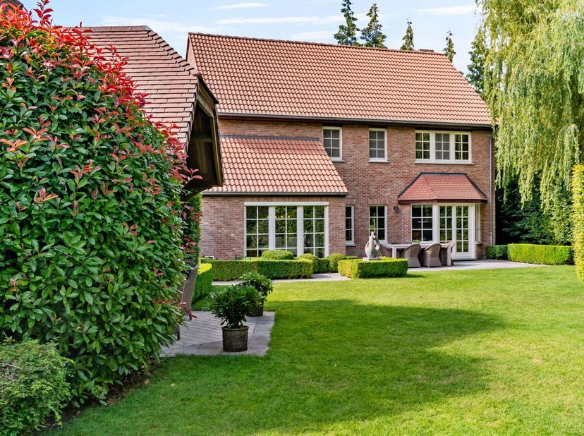 Aan het einde van een doodlopende straat, bevindt zich deze bijzonder verzorgde villa op een mooi aangelegd perceel van ca. 2.000 m². De woning omvat