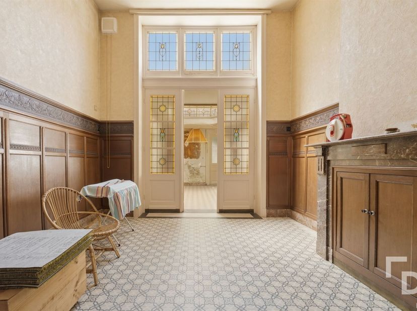 In het hart van Ieper, op slechts 150 meter van de Menenpoort, vinden we deze authentieke herenwoning.<br />
Deze woning heeft een rijke geschiedenis