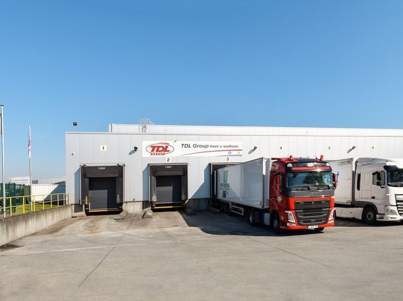 3.744m² magazijn met 7 laadkades (uitbreidbaar tot 15.000m² magazijn en 724m² kantoren)<br />
Ligging: A12 op 2km afstand, vlakbij de containertermina