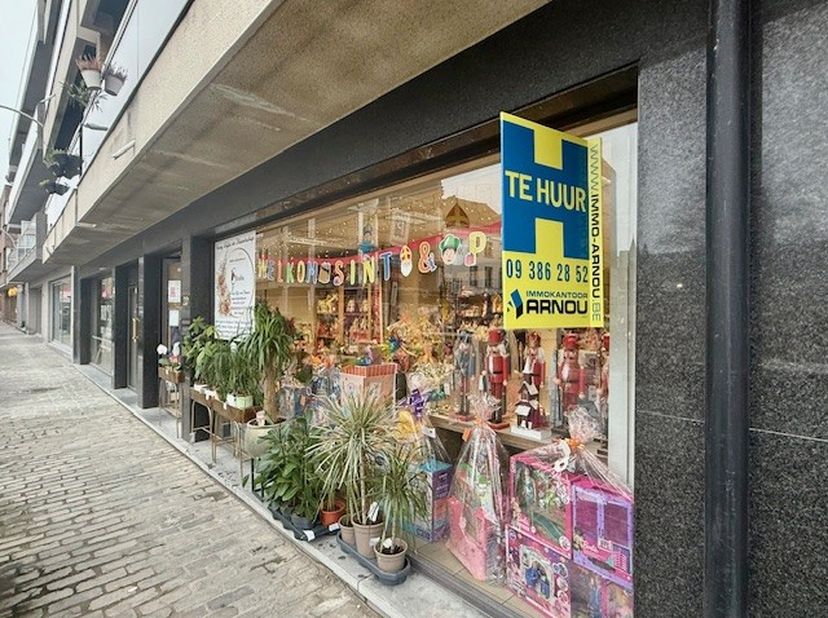 Op een uitstekende ligging, vlakbij de Markt van Deinze, vinden wij deze gelijkvloerse handelsruimte van 11 vkm.<br />
<br />
Dankzij de ruime etalage
