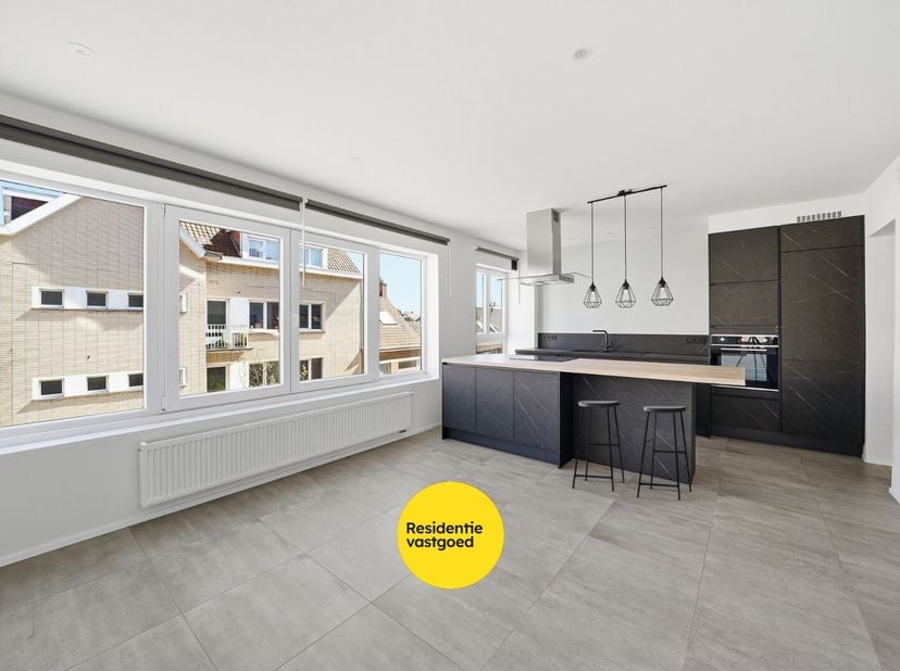 Ontdek dit volledig gerenoveerde appartement op de tweede verdieping, gelegen in het rustige en gegeerde Mariakerke, vlakbij zee en alle voorzieningen