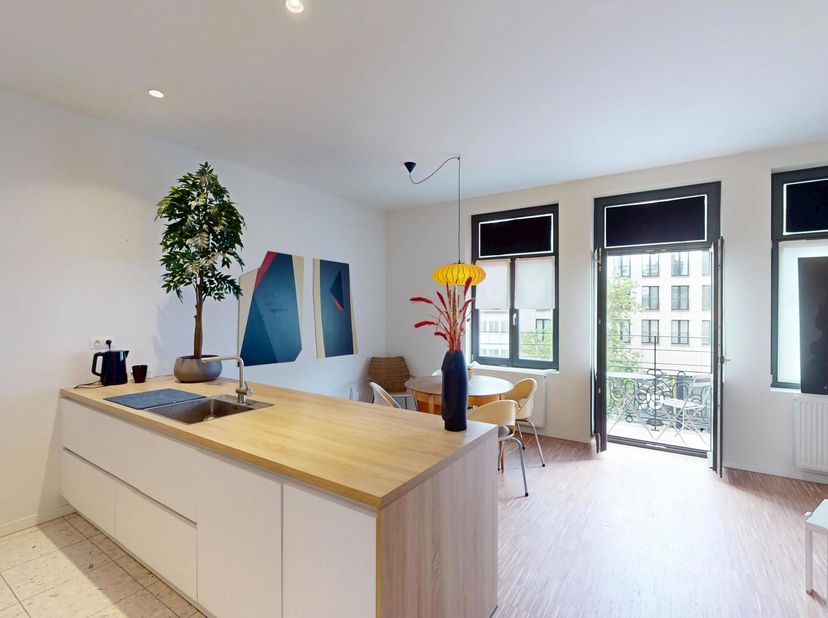 Situé au troisième étage, cet appartement offre une disposition lumineuse et efficace. Le séjour avec cuisine attenante constitue le cœur de l’apparte