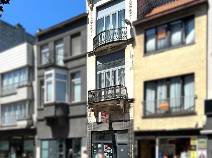 Geniet van het bruisende stadsleven in het hart van Oostende met deze charmante woning. Dit pand is ideaal gelegen in het begin van de Nieuwpoortseste