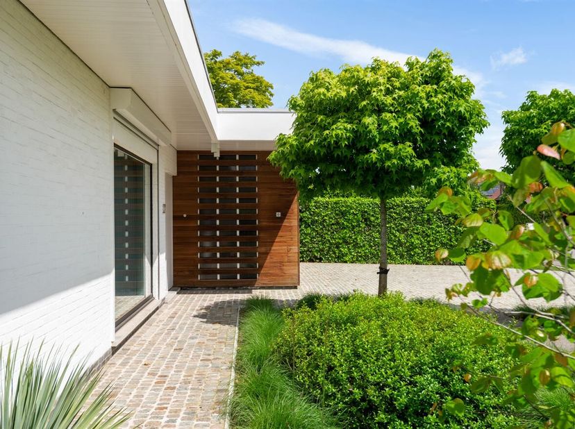 In een rustige en gegeerde residentiële omgeving bevindt zich deze prachtige 70s-villa, doorheen de jaren volledig en stijlvol gerenoveerd met oog voo