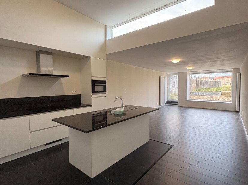 rvik - Compleet gerenoveerde woning met 4 slaapkamers en garage te koop.Indeling:Wasplaats/technische ruimte, doorgang hal, toilet, badkamer, open keu