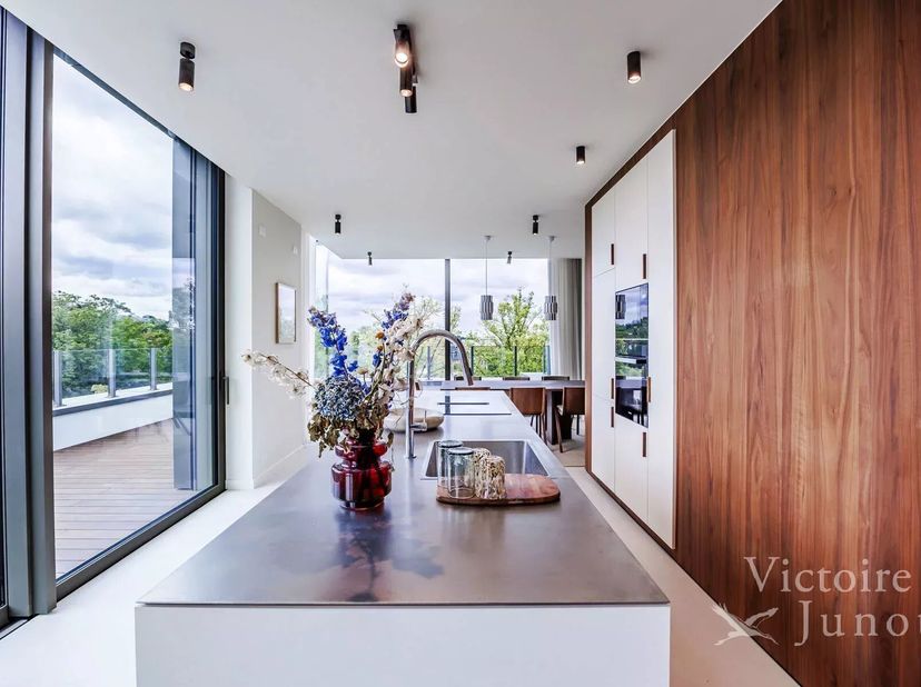 Victoire Junot stelt u een ruim penthouse met drie slaapkamers voor, verlengd door een prachtig en gunstig georiënteerd terras (Zuid/Zuid-West), met u