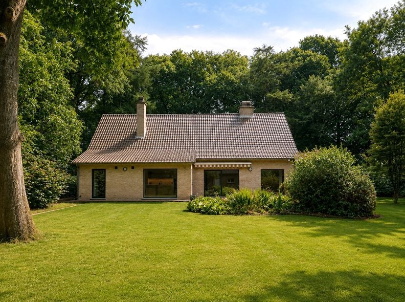 In een rustige, residentiële omgeving in Varsenare bevindt zich deze uitzonderlijke villa met inpandige garage, gelegen op een prachtig perceel van 2.