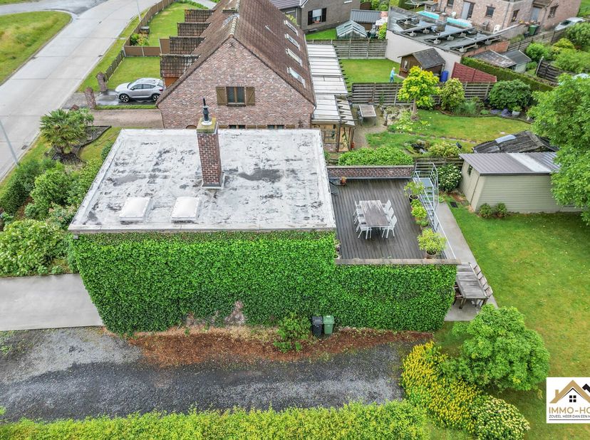 Deze halfopen bebouwing langs de Eksaardserijweg in Oostakker biedt verrassend veel ruimte en een praktische indeling, ideaal voor gezinnen die op zoe