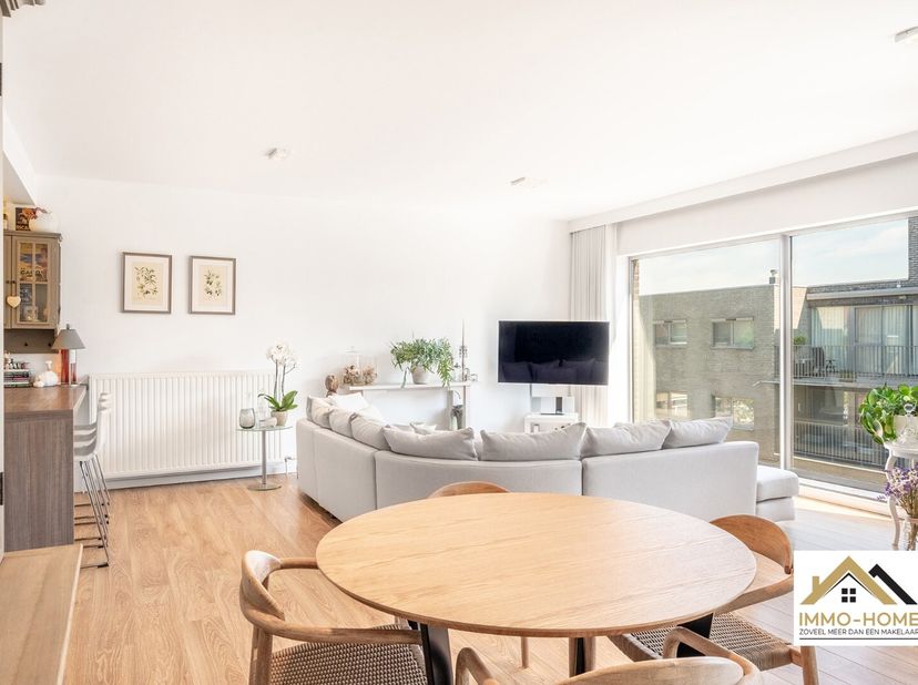 Dit moderne appartement, MET ondergrondse staanplaats, is gelegen op de tweede verdieping van een groot en modern complex, en je bereikt het via zowel