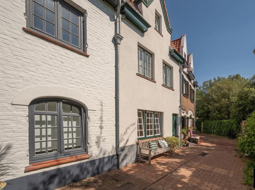 Prachtige, karaktervolle woning op een uitzonderlijke ligging in het hart van Het Zoute, verscholen langs een charmant paadje en op slechts enkele sta