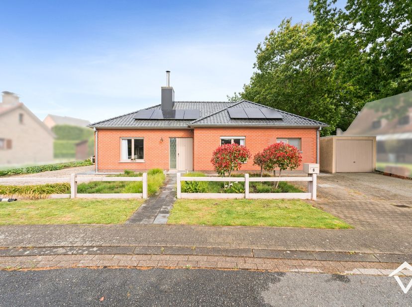 Deze alleenstaande woning vlakbij een bosrijke omgeving is gelegen op een grondoppervlakte van 637 m².<br />
Bestaande uit: oprit - inkomhal - toilet