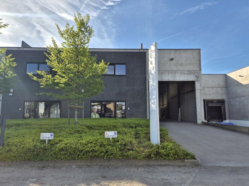Opslagplaats met kantoren nabij R6 en E19<br />
Commercieel<br />
Strategisch gelegen nabij de R6 en de op- en afritten van de E19 bieden wij deze fun