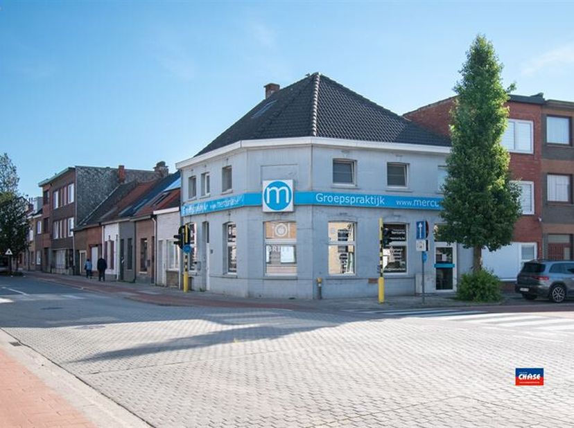 HEMIKSEM | GEBOUW MET DRIE PRAKTIJKRUIMTES EN GERENOVEERD DUPLEXAPPARTEMENT MET DRIE SLAAPKAMERS | EPC A | <br />
Indeling als volgt : gelijkvloers :