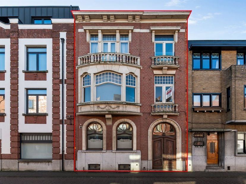 Woonhuis met kantoorruimte én afzonderlijk appartement<br />
Achter de statige voorgevel schuilt een ruim hoofdgebouw, momenteel ingericht als kantoor