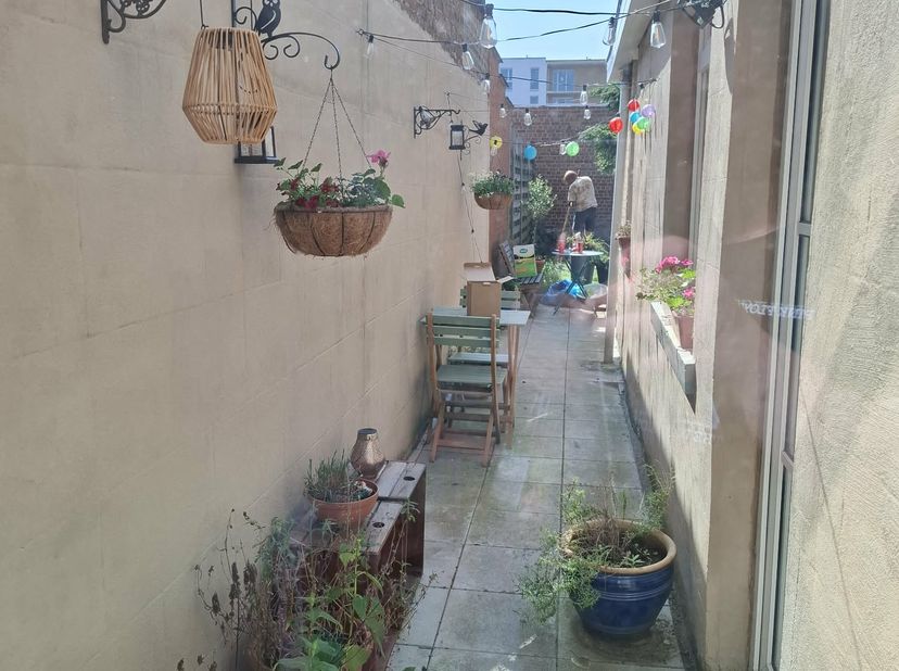 Gezellige rijwoning te koop op wandelafstand van het centrum.<br />
Deze woning gelegen in een doodlopende straat beschikt over 4 slaapkamers en een b