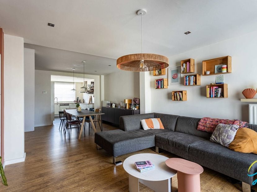 Bent u op zoek naar een instapklare, moderne en energiezuinige woning op een uitstekende locatie? Dan is dit karaktervol huis in Nazareth precies wat