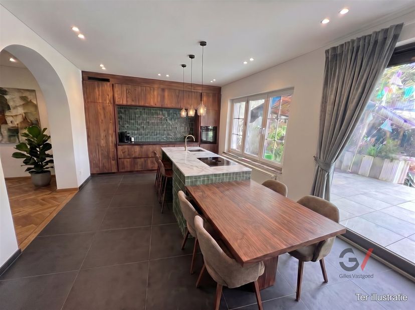 Op een vlot bereikbare locatie in Herent bevindt zich deze ruime woning met bijzonder veel potentieel. Dit opent heel wat perspectieven voor wie een r
