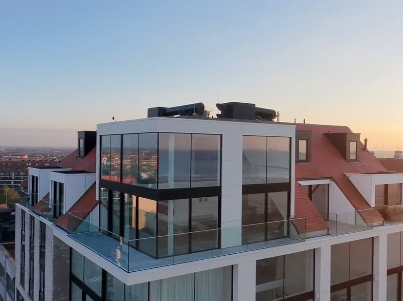 Duplex d’angle unique offrant une superficie habitable de 427 m² et une façade de plus de 30 mètres. Cet appartement bénéficie d’une vue frontale sur