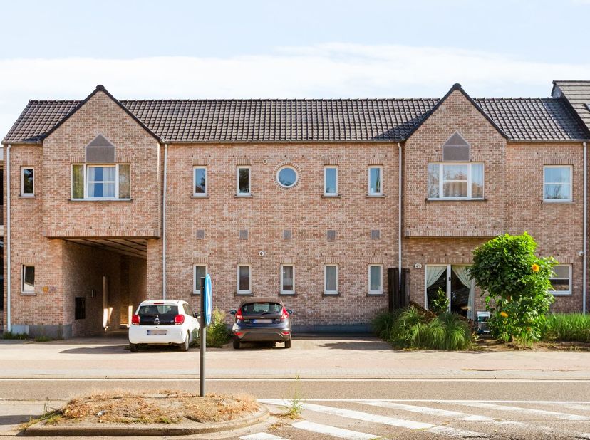 Duplex-appartement op centrale locatie met 2 slaapkamers<br />
<br />
Ligging: Het appartement geniet van een gunstige ligging in Leopoldsburg, op k