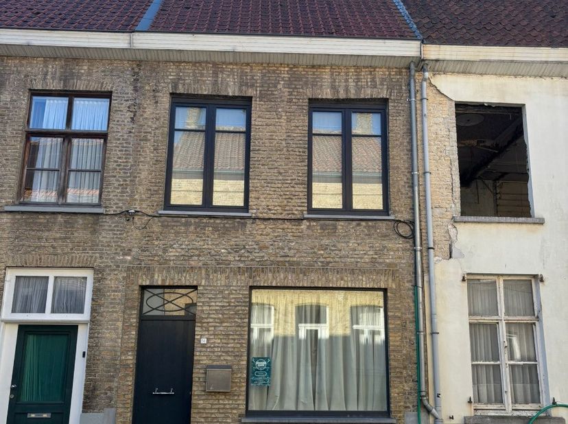 À louer: maison fermée agréable située au centre de Veurne, à quelques pas des commerces, écoles et transports en commun. Cette habitation propose une