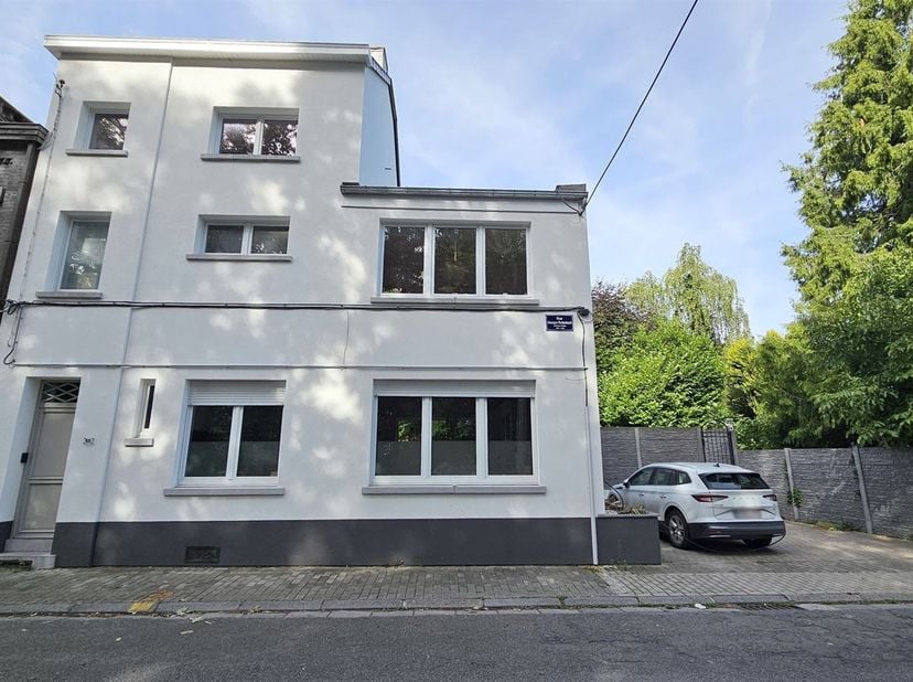 En face d'un parc calme et arboré, grande maison 5 chambres habitable rapidement et comprenant:<br />
<br />
Sous-sol: Cave/chaufferie.<br />
<br /