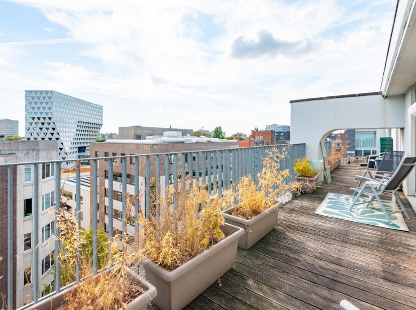 Bent u op zoek naar een unieke woonst met karakter, veel lichtinval en een prachtig uitzicht? Dan is dit gezellige penthouse aan de gegeerde Lange Loz