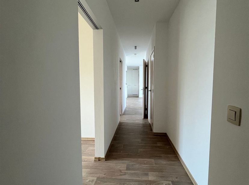 Lichtrijk instapklaar appartement met 2 slaapkamers, ruim terras en autostaanplaats<br />
<br />
Ligging: Gelegen aan de Poederleesteenweg in Lichta