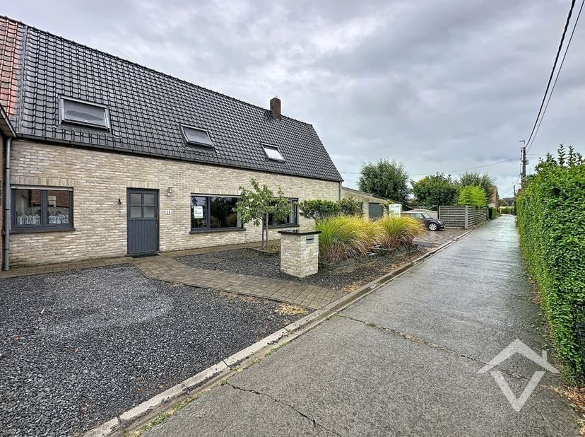 Deze rustig en landelijk gelegen woning vlakbij het centrum van Koekelare omvat: Inkom - leefruimte met houtkachel - keuken - badkamer met douche en b