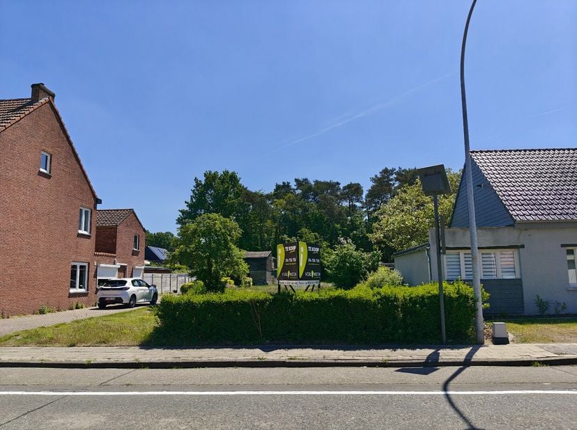 Deze leuke bouwgrond van 863 m² voor halfopenbebouwing is gunstig gelegen in Mol - Achterbos, nabij supermarkten, een basis school, horecazaken,...<br