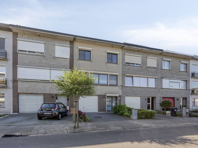 Bent u op zoek naar een kwalitatieve en perfect onderhouden gezinswoning op een strategische locatie? Dit prachtige huis te koop in het rustige Stabro