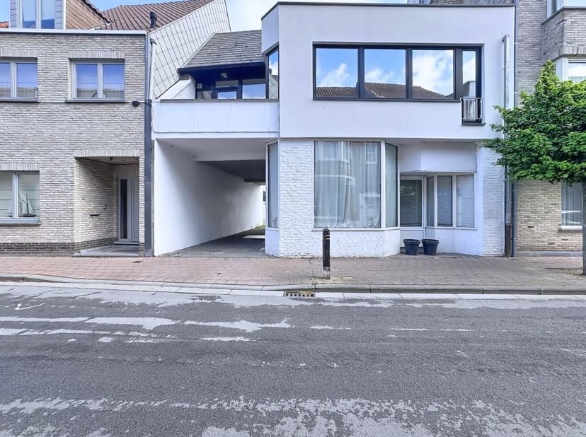 Dit gebouw/handelshuis heeft op de eerste verdieping een ruime woonst/appartement en op het gelijkvloers een polyvalente ruimte, de totale bewoonbare