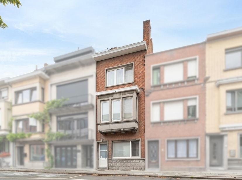 Met trots stellen wij u dit uitstekend gelegen investeringspand/studentenhuis in het hart van Kortrijk voor.<br />
Deze opbrengsteigendom omvat 8 voll