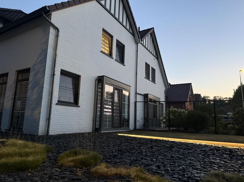 Hoekwoning te koop gelegen Genk (Zwartberg) doodlopen straat laatste woning van de straat woonoppervlak 155 vierkante meter grondoppervlakte 7,18 a bj