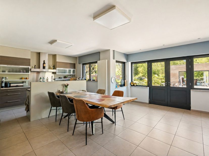 Deze hedendaagse woning is zeer ruim gebouwd in 2007 en is voorzien van een multifunctioneel bijgebouw van 75m² wat veel mogelijkheden biedt voor een