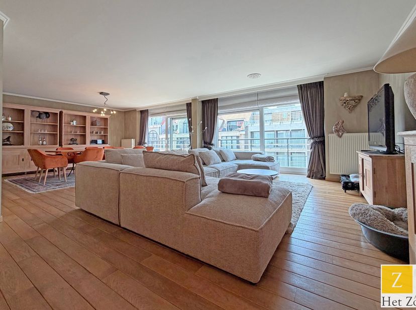 Op een absolute topligging aan de Leopoldlaan in Knokke, op slechts enkele passen van zowel de bruisende Lippenslaan met haar uitgebreide aanbod aan w