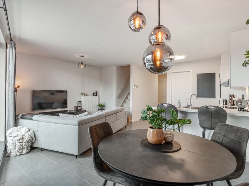 Instapklaar en energiezuinig duplex appartement met 3 slaapkamers met een oppervlakte van 140² een zonnig terras, aparte bureauruimte en overdekte aut