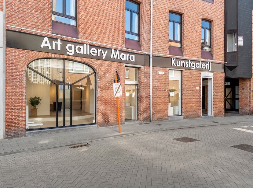Dit ruime en lichtrijke pand op de gelijkvloerse verdieping van een appartementsgebouw is gelegen op een drukke commerciële locatie in het bruisende h